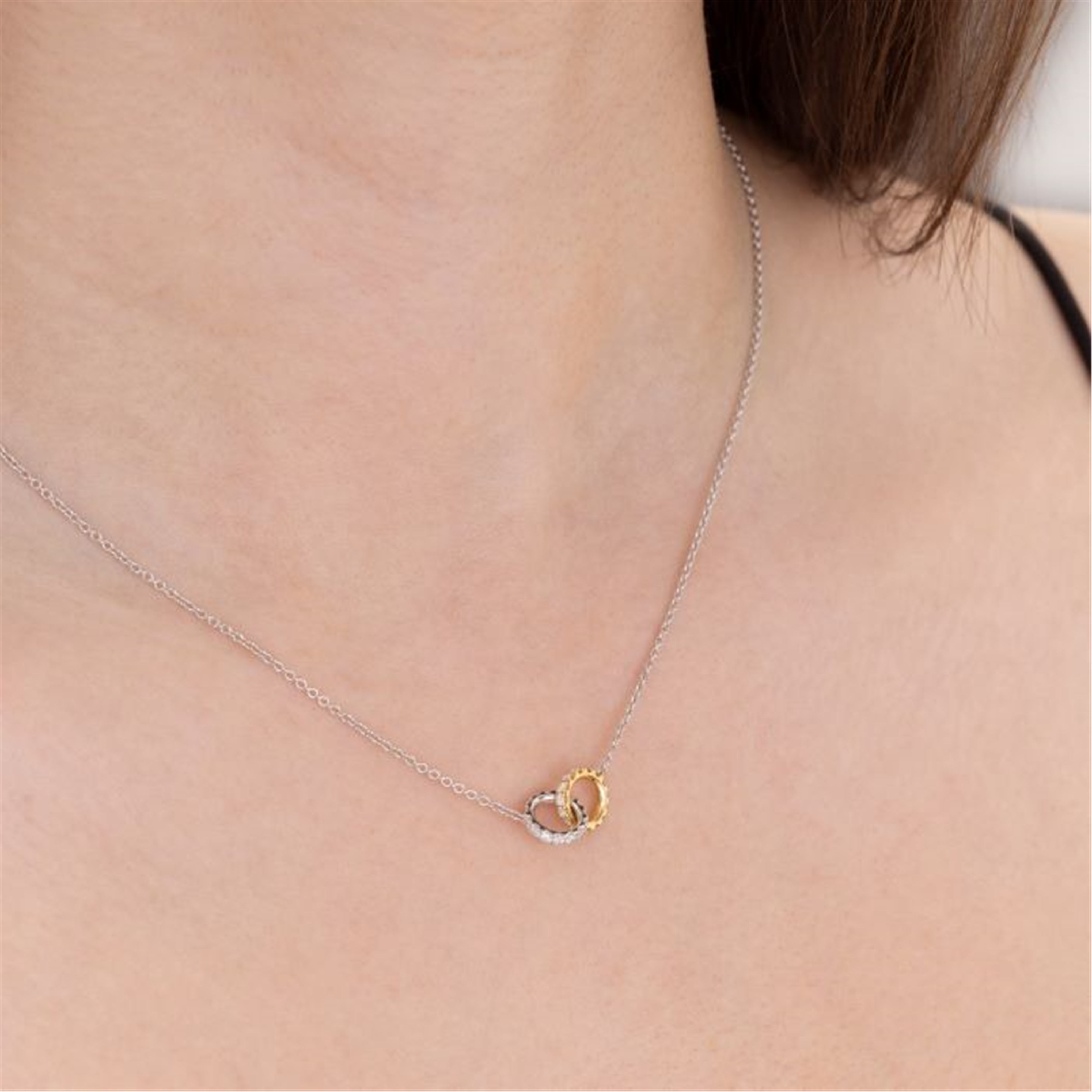 Hearts On Fire Classic Diamond Interlocking Pendant, detail view